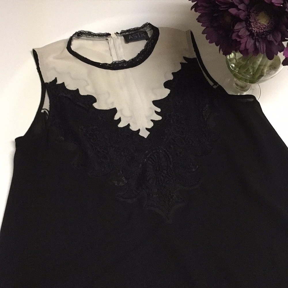 ASTR Women's Black Cream Dressy Sleeveless Scalloped Blouse Size Small